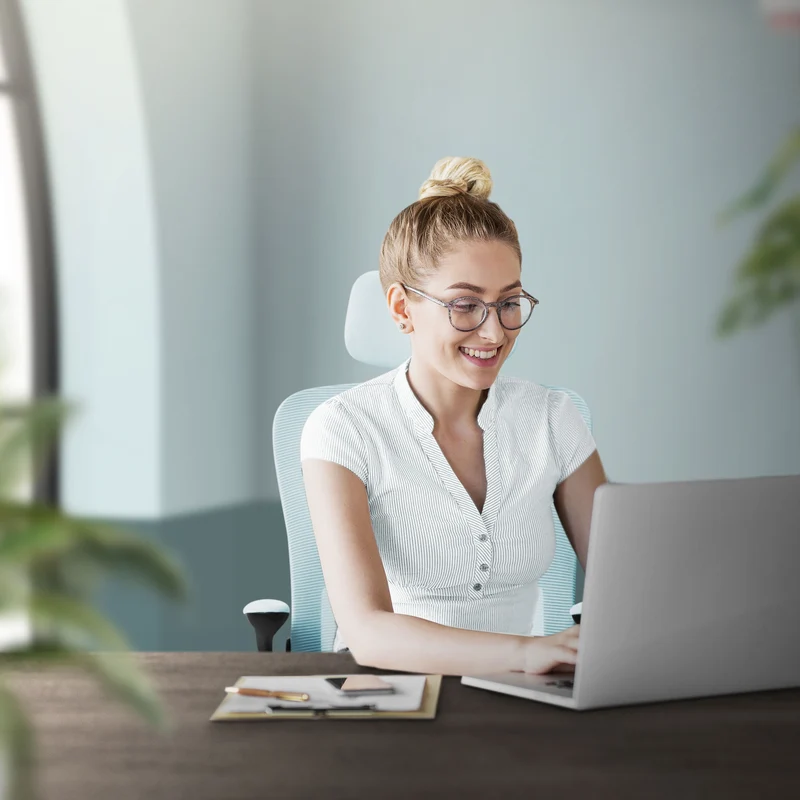 B-Ware Ergonomischer Bürostuhl Blau Netzgewebe mit verstellbarer Kopfstütze und Rollen ML-Design