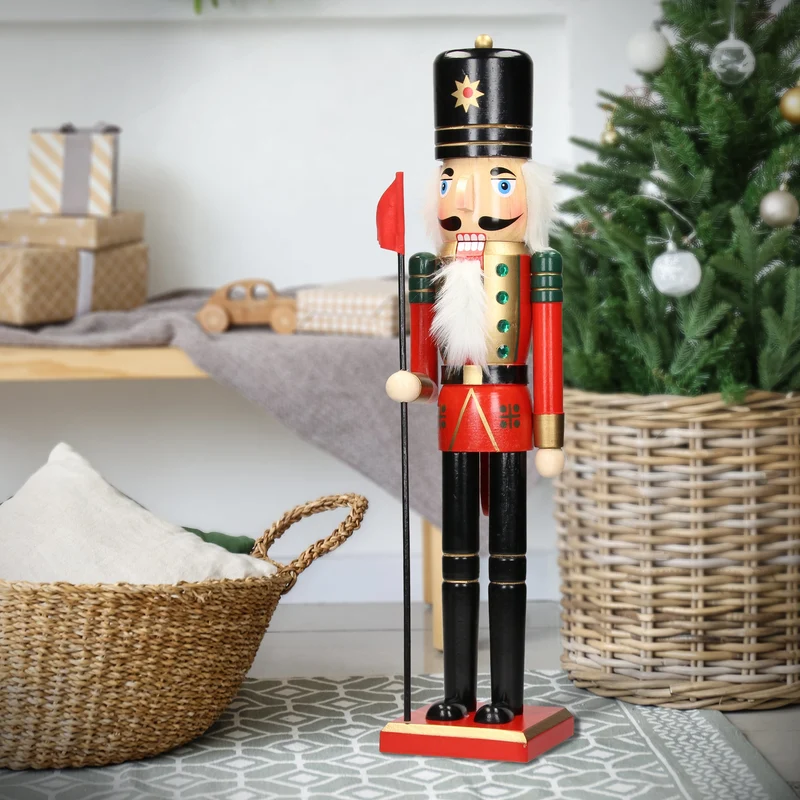 Nussknacker Soldat mit schwarzem Hut und Fahne 50 cm aus Holz