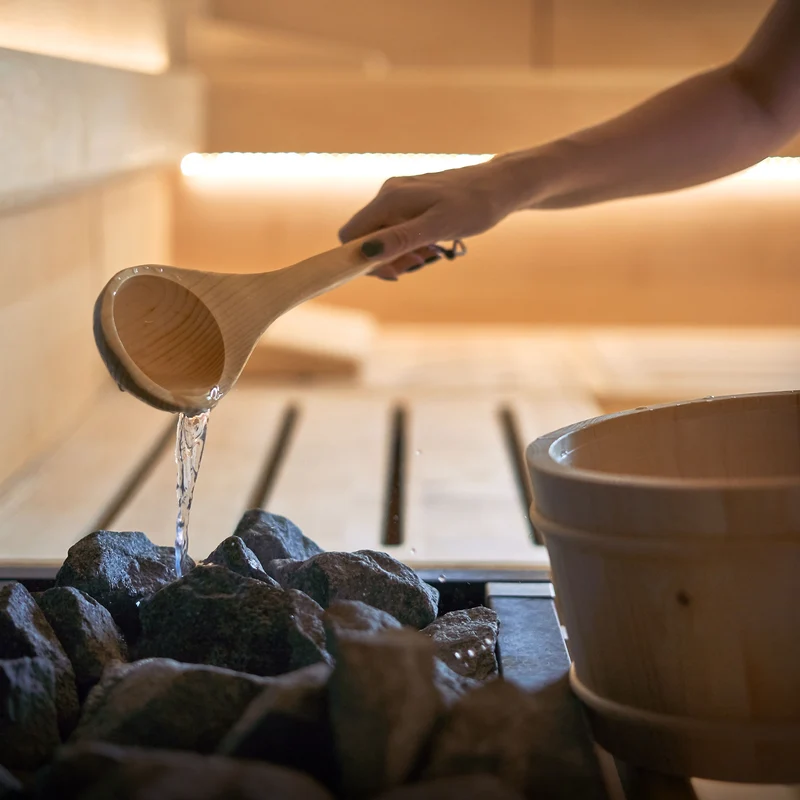LuxeBath | Saunazubehör-Set 2-tlg aus massivem Kiefernholz, Holzeimer mit Kunststoffeinsatz & Kelle, Sauna Set Ideal als Geschenk