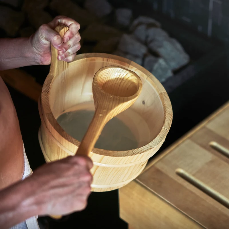 LuxeBath | Saunazubehör-Set 2-tlg aus massivem Kiefernholz, Holzeimer mit Kunststoffeinsatz & Kelle, Sauna Set Ideal als Geschenk