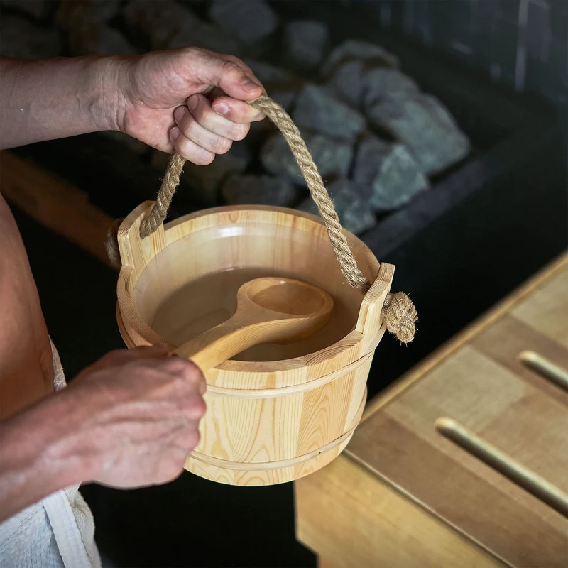 LuxeBath | Saunazubehör-Set 4-teilig aus massivem Kiefernholz, 4L Saunaeimer mit Hanftrageseil, Saunekelle, Thermometer-Hygrometer & 15min. Sanduhr