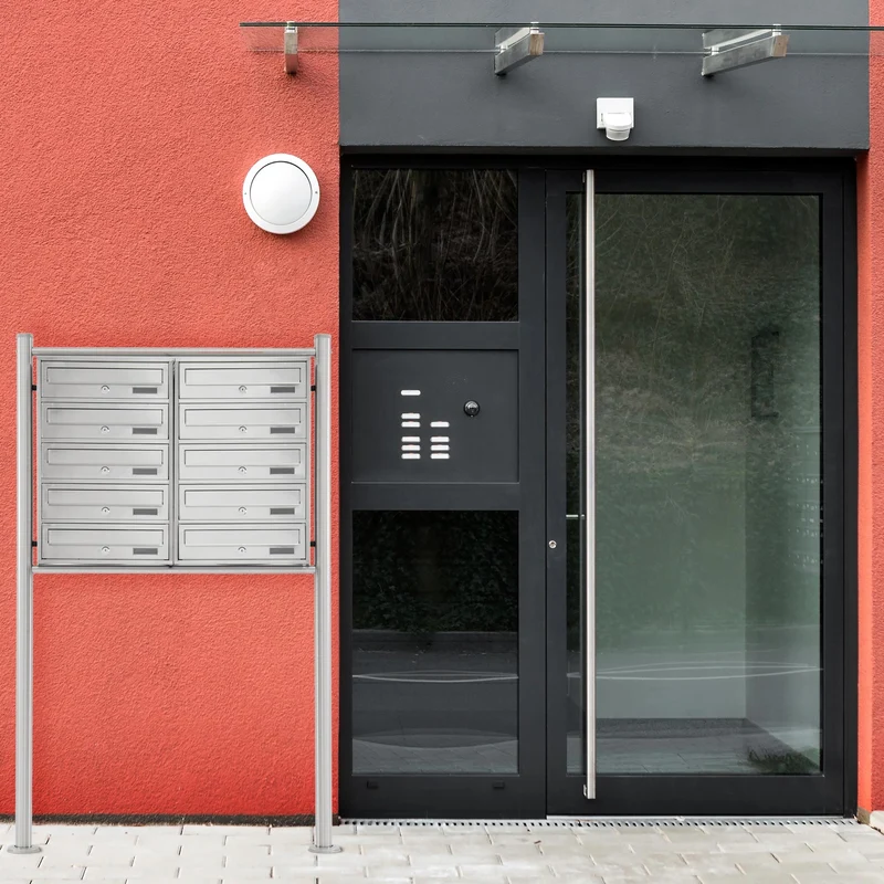 Briefkastenanlage mit Standfuß Silber 89x150x27 cm aus Edelstahl