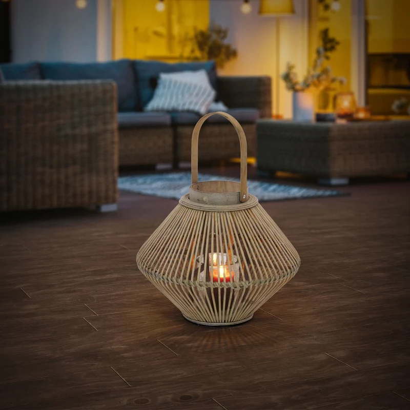 Bambus Laterne, Windlicht H: 47 cm Holzfarbe, Boho Gartenlaterne mit Henkel & Glaseinsatz, Flechtoptik Kerzenhalter