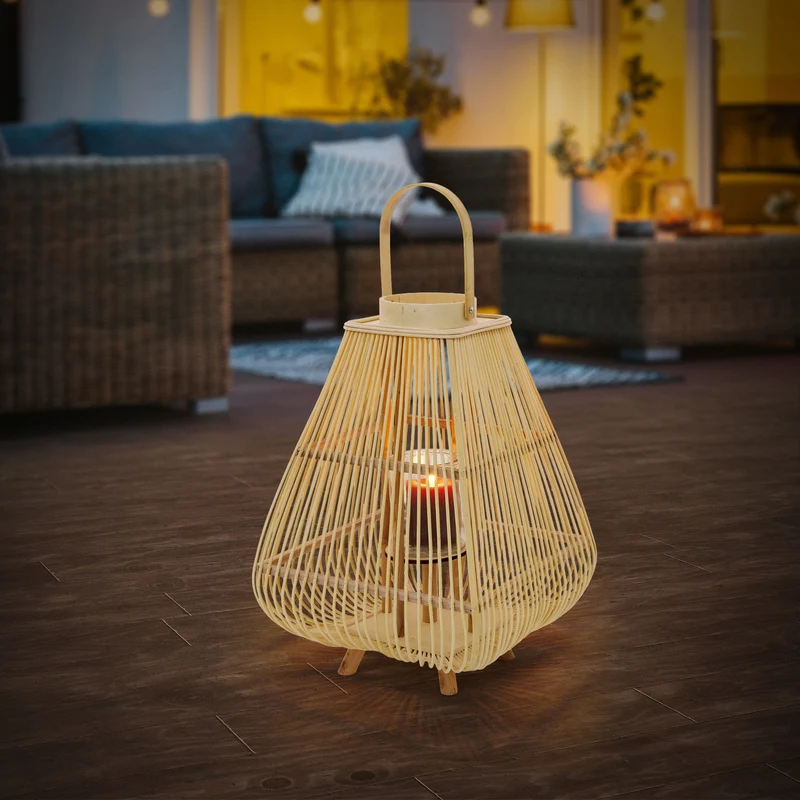 Bambus Laterne, Windlicht H: 63,5 cm Holzfarbe, Boho Gartenlaterne mit Henkel & Glaseinsatz, Flechtoptik Kerzenhalter