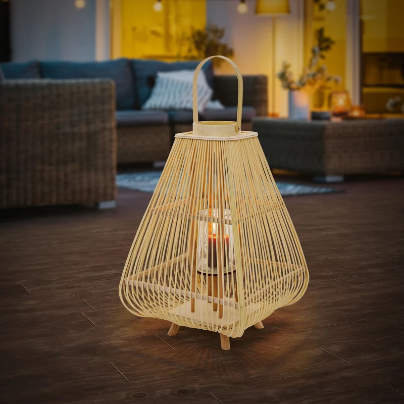 Bambus Laterne, Windlicht H: 73,5 cm Holzfarbe, Boho Gartenlaterne mit Henkel & Glaseinsatz, Flechtoptik Kerzenhalter