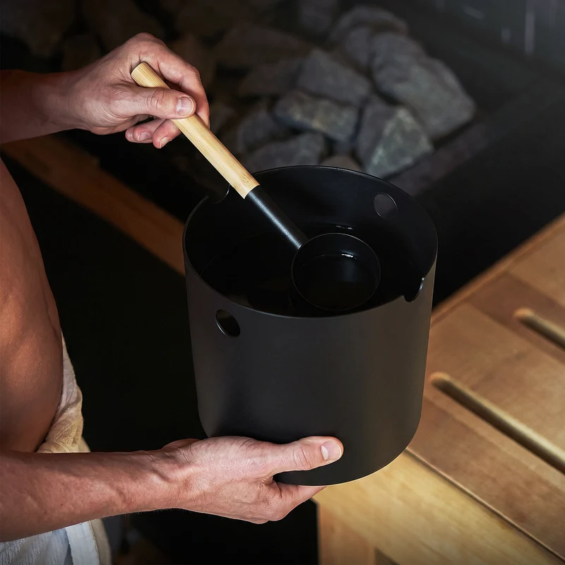 LuxeBath | Sauna Zubehör Set 2 tlg aus Aluminium Schwarz Saunaaufguss Set modern Aufgusseimer 7L mit Saunakelle Saunaeimer mit Schöpfkelle für Zuhause