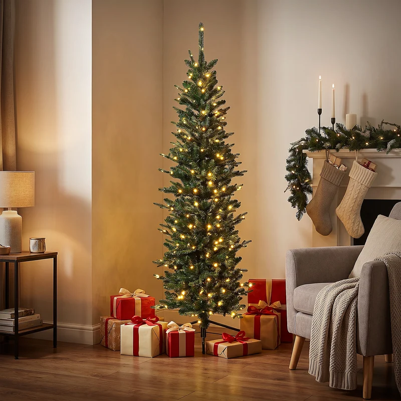 ECD Germany | Künstlicher Weihnachtsbaum Naturgetreu mit Lichterkette 150 cm Grün Tannenbaum mit Standfuß Weihnachtsdeko Christbaum schmal 689 Spitzen