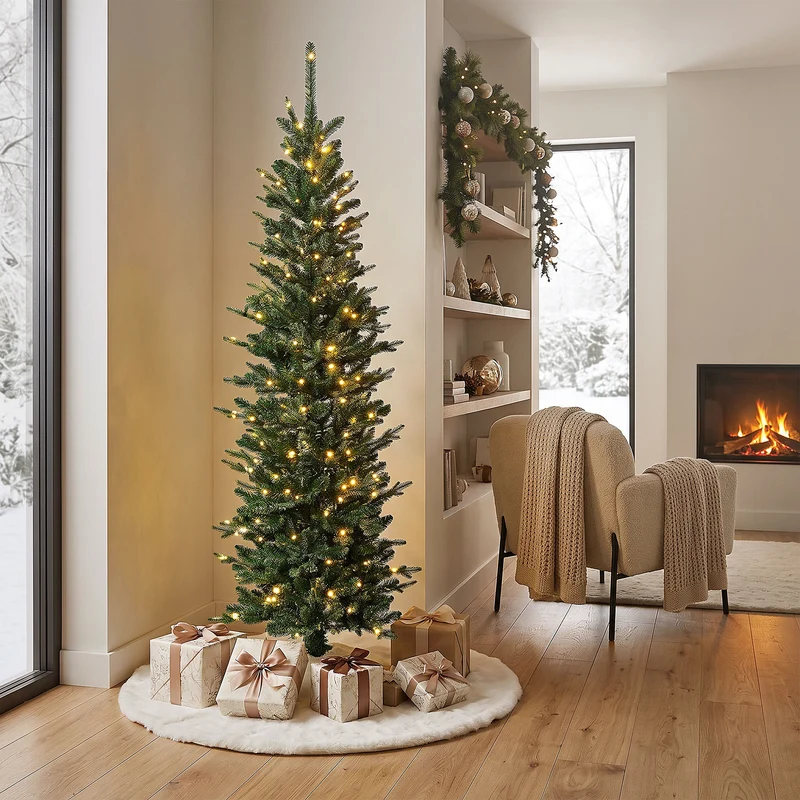 ECD Germany | Künstlicher Weihnachtsbaum Naturgetreu mit Lichterkette 150 cm Grün Tannenbaum mit Standfuß Weihnachtsdeko Christbaum schmal 689 Spitzen