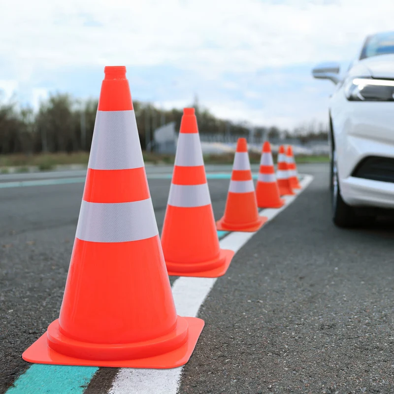 ECD Germany | Pylonen groß mit 2 reflektierenden Streifen 75 cm aus PE Orange Verkehrskegel Leitkegel Warnkegel Verkehrsleitkegel Verkehrshütchen