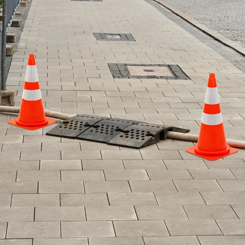 ECD Germany | Pylonen 3er Set groß mit 2 reflektierenden Streifen 75 cm aus PE Orange Verkehrskegel Leitkegel Warnkegel Absperrkegel Verkehrshütchen